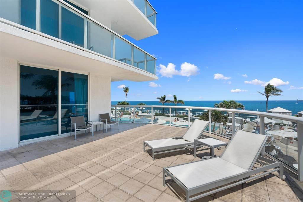 For Sale: $439,000 (1 beds, 2 baths, 1028 Square Feet)
