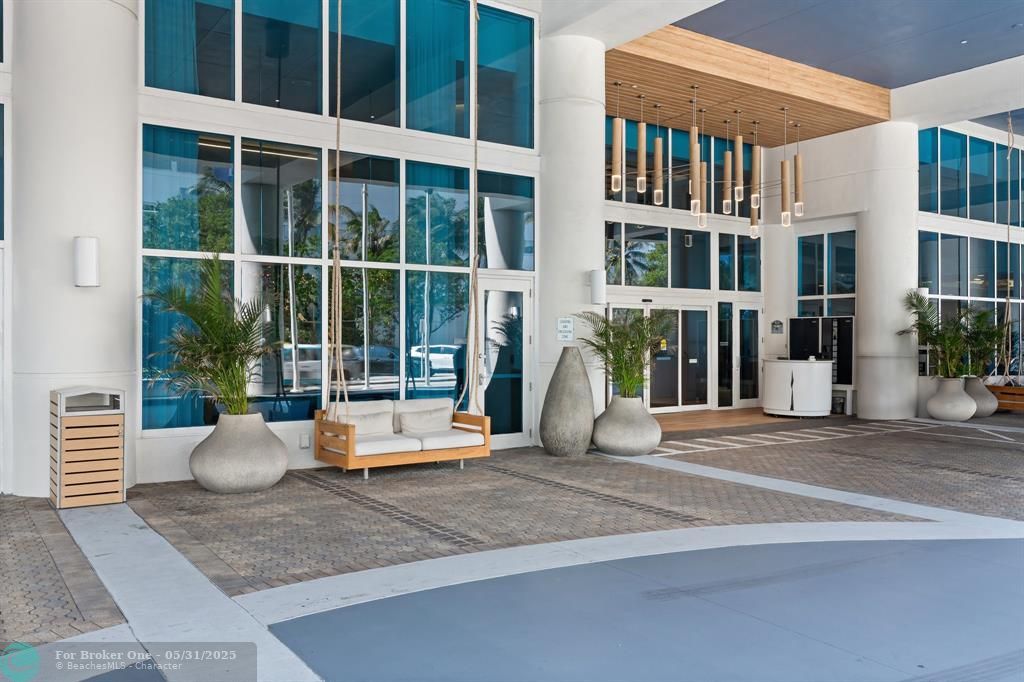 For Sale: $439,000 (1 beds, 2 baths, 1028 Square Feet)