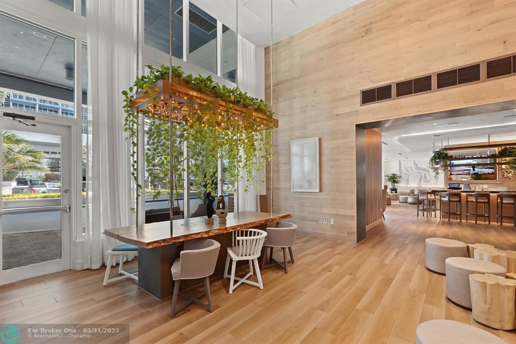 For Sale: $439,000 (1 beds, 2 baths, 1028 Square Feet)