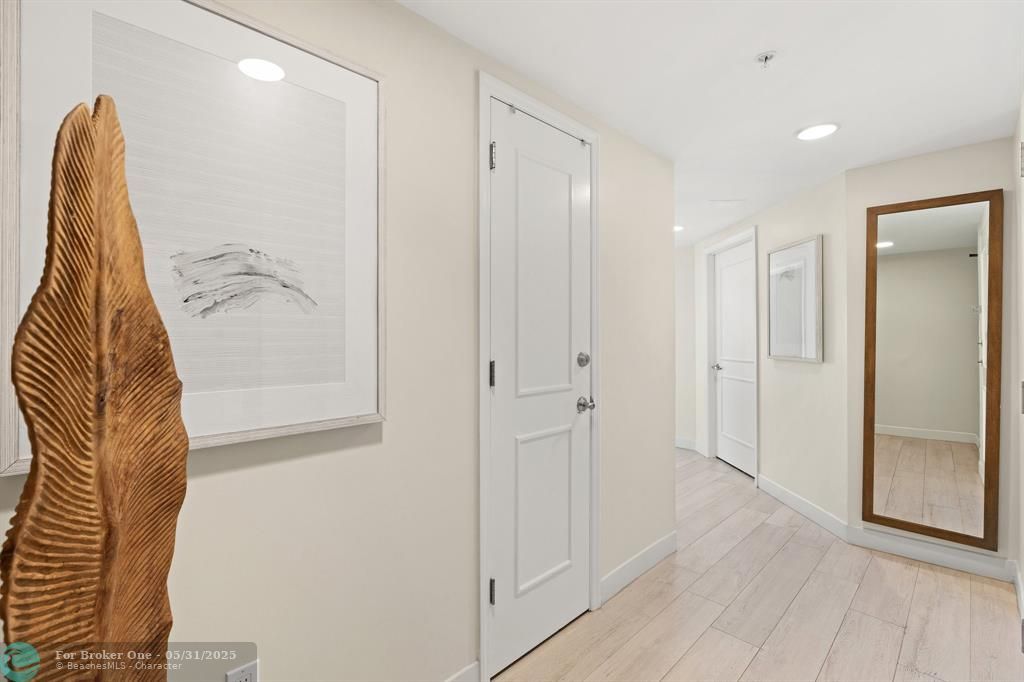 For Sale: $439,000 (1 beds, 2 baths, 1028 Square Feet)