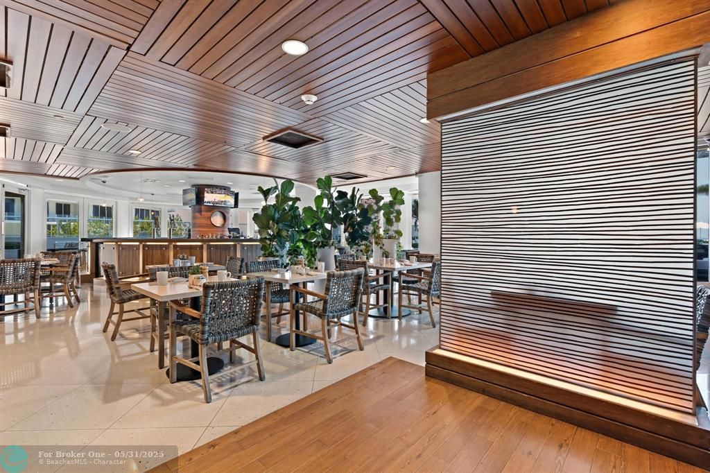For Sale: $439,000 (1 beds, 2 baths, 1028 Square Feet)