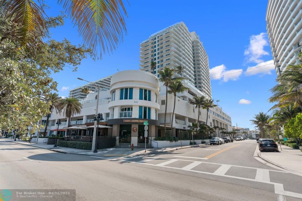 For Sale: $439,000 (1 beds, 2 baths, 1028 Square Feet)