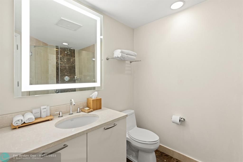 For Sale: $439,000 (1 beds, 2 baths, 1028 Square Feet)