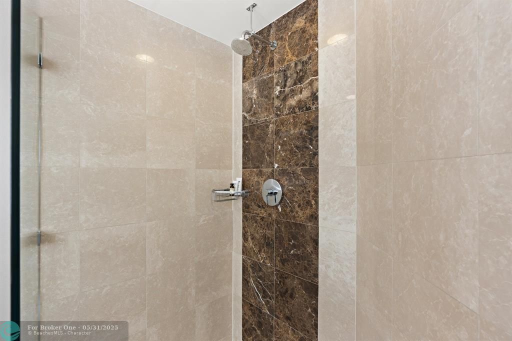 For Sale: $439,000 (1 beds, 2 baths, 1028 Square Feet)