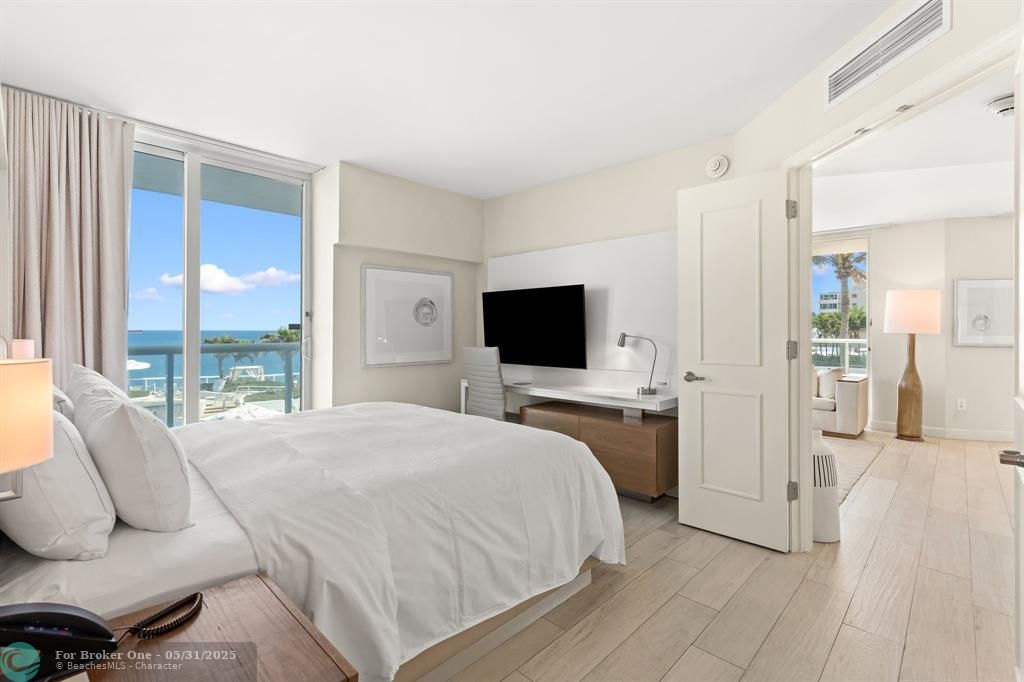 For Sale: $439,000 (1 beds, 2 baths, 1028 Square Feet)