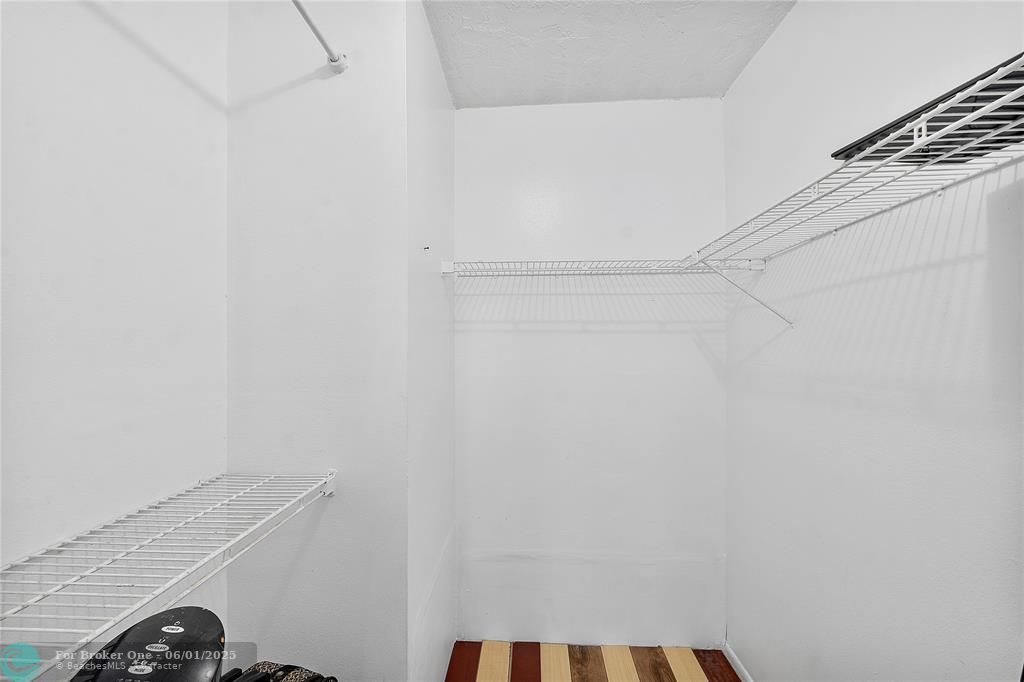 For Sale: $99,000 (2 beds, 2 baths, 865 Square Feet)