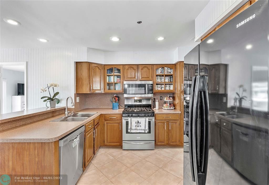 For Sale: $1,100,000 (3 beds, 3 baths, 2074 Square Feet)
