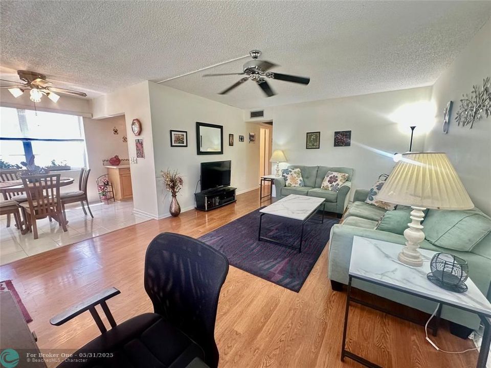 For Sale: $145,000 (2 beds, 1 baths, 820 Square Feet)