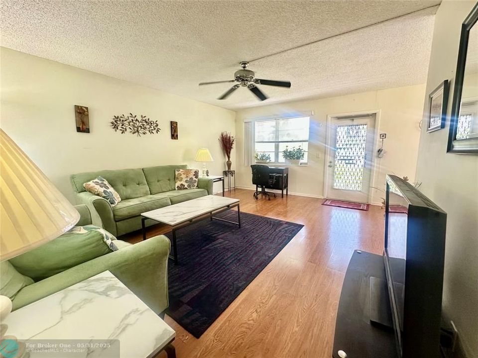 For Sale: $145,000 (2 beds, 1 baths, 820 Square Feet)