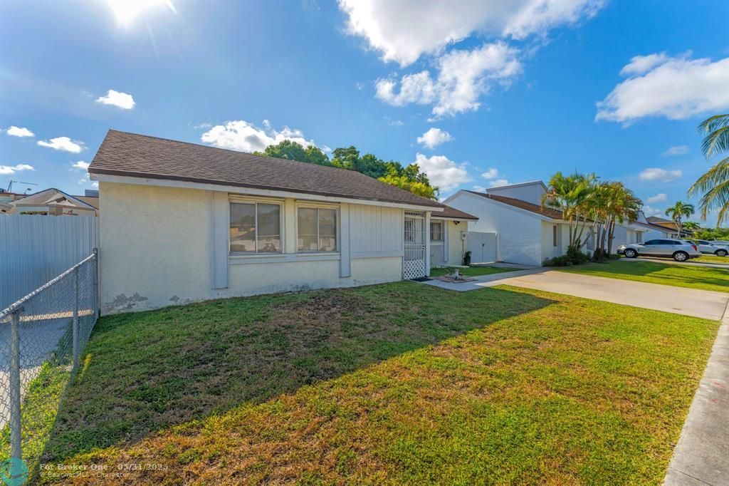 For Sale: $474,900 (3 beds, 1 baths, 1140 Square Feet)