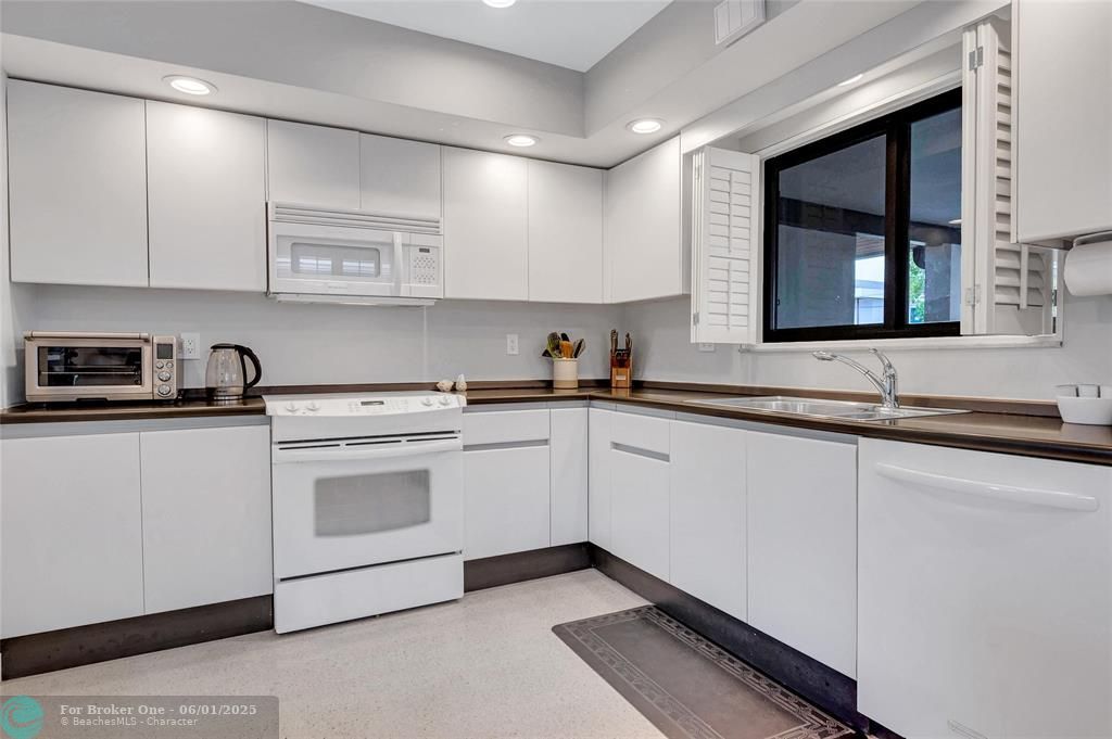 For Sale: $1,200,000 (3 beds, 2 baths, 1833 Square Feet)