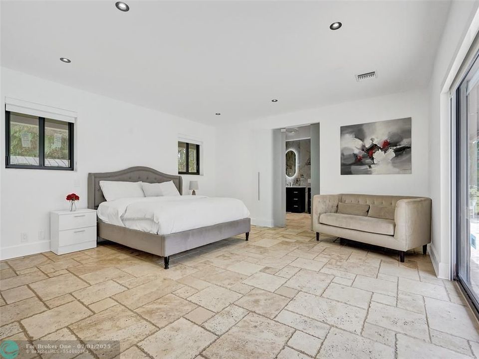 For Sale: $2,399,000 (6 beds, 4 baths, 5499 Square Feet)