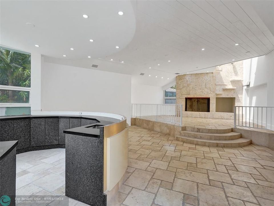 For Sale: $2,399,000 (6 beds, 4 baths, 5499 Square Feet)