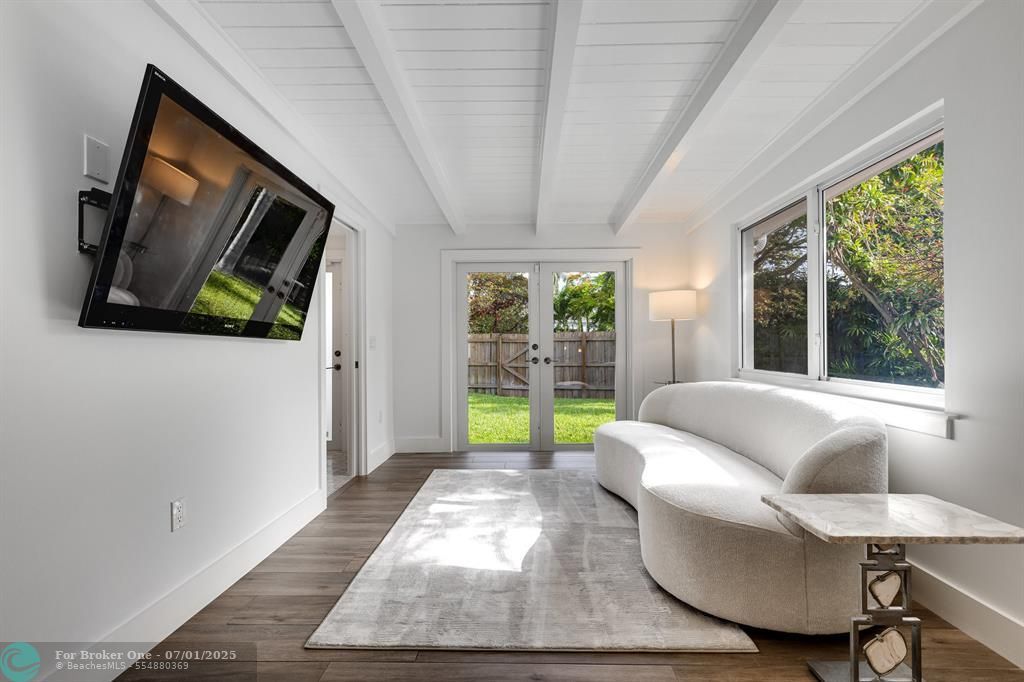 For Sale: $1,485,000 (3 beds, 2 baths, 1958 Square Feet)