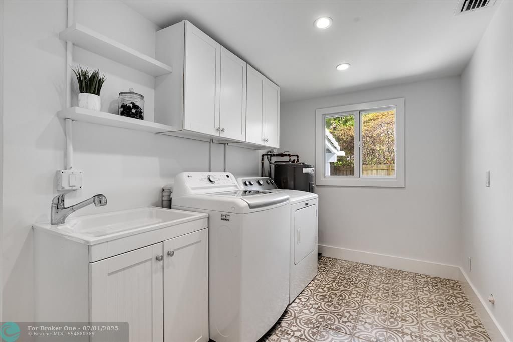 For Sale: $1,485,000 (3 beds, 2 baths, 1958 Square Feet)