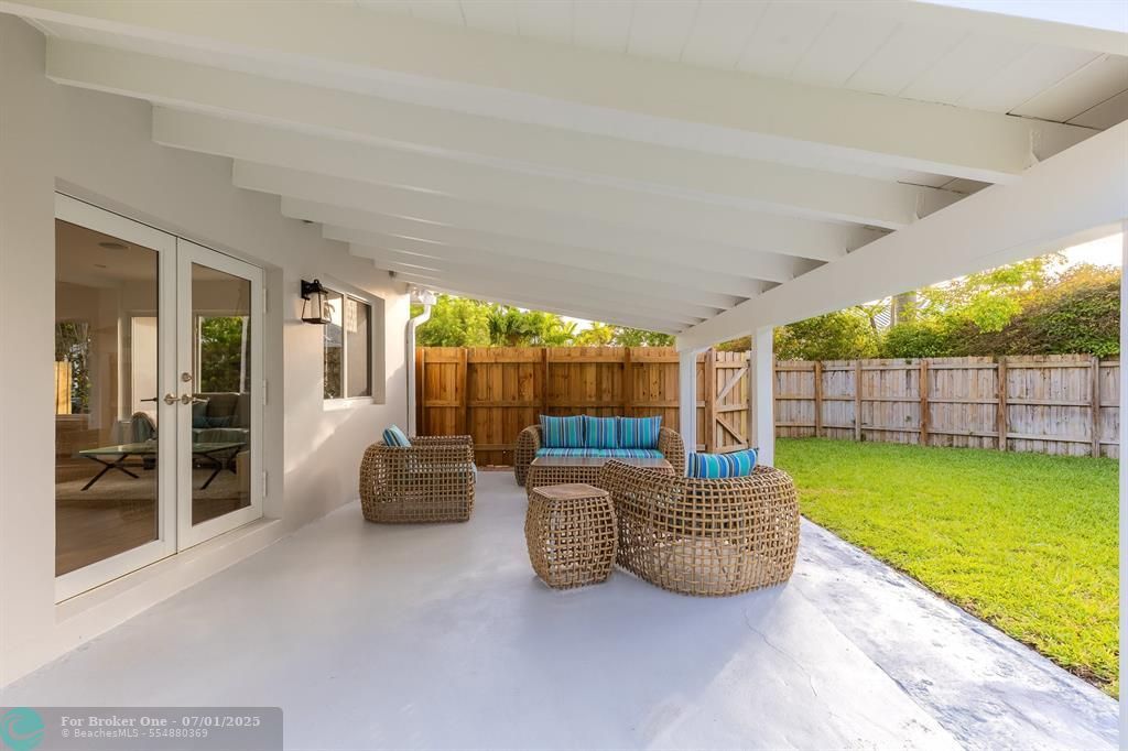 For Sale: $1,485,000 (3 beds, 2 baths, 1958 Square Feet)
