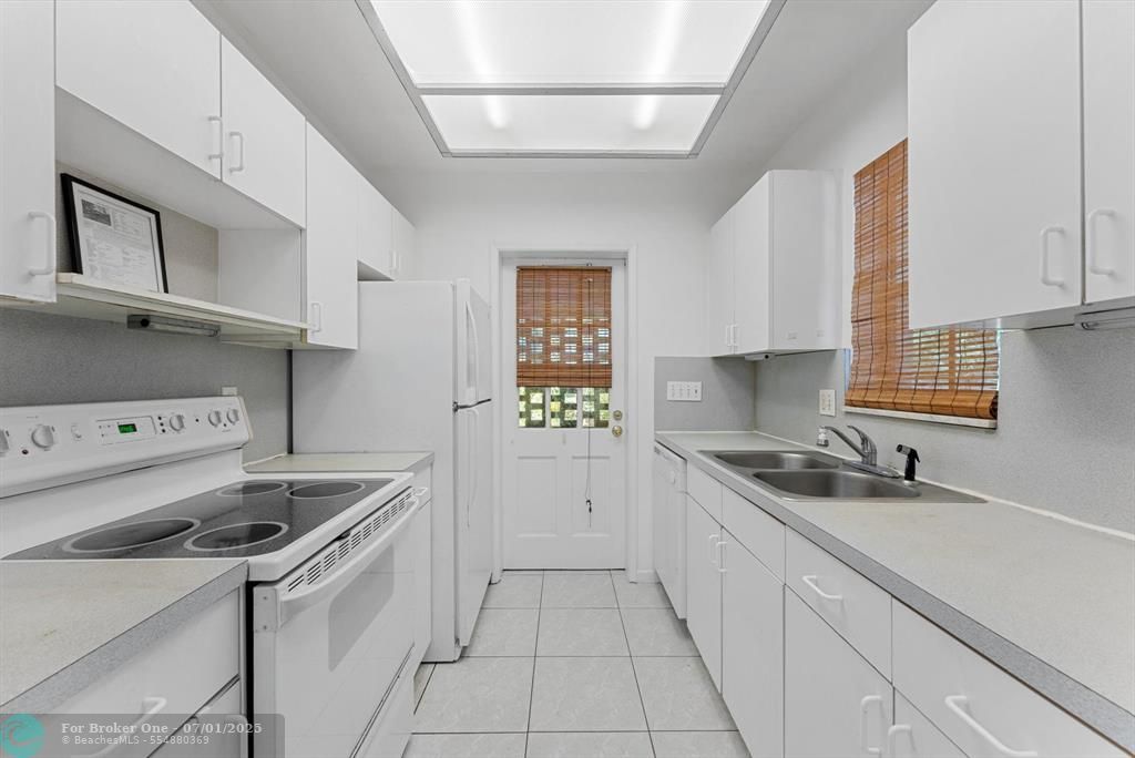For Sale: $325,000 (2 beds, 2 baths, 1048 Square Feet)