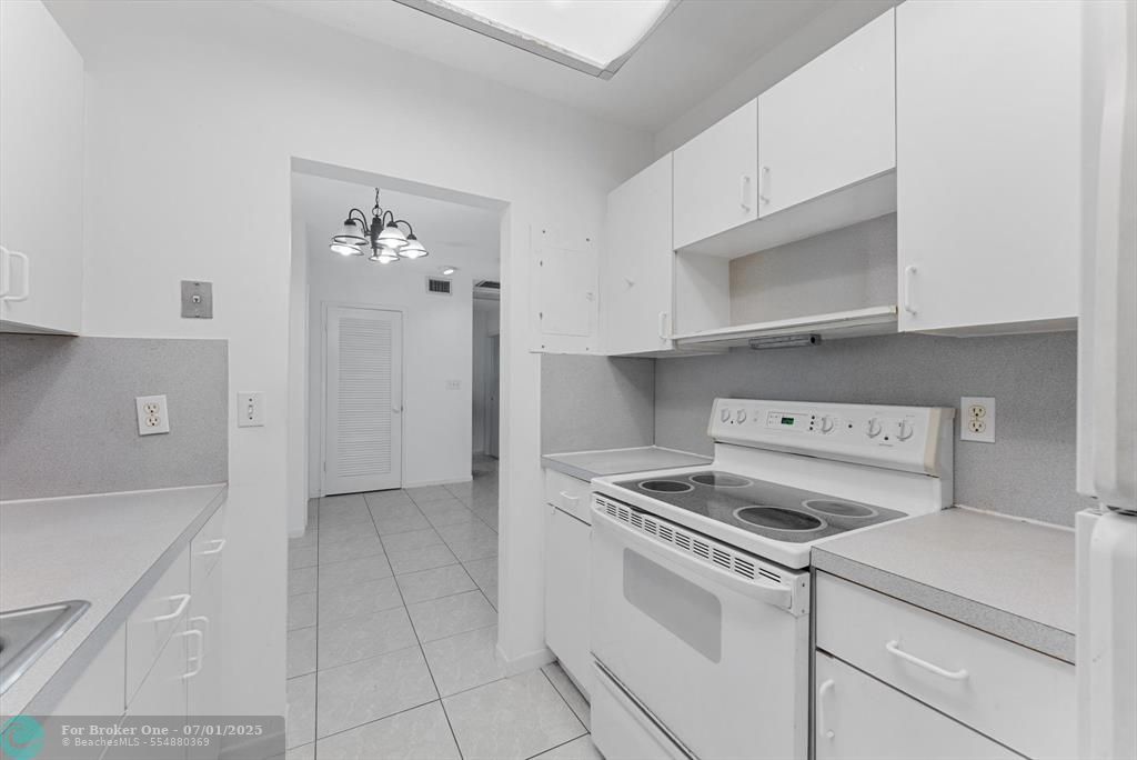 For Sale: $325,000 (2 beds, 2 baths, 1048 Square Feet)