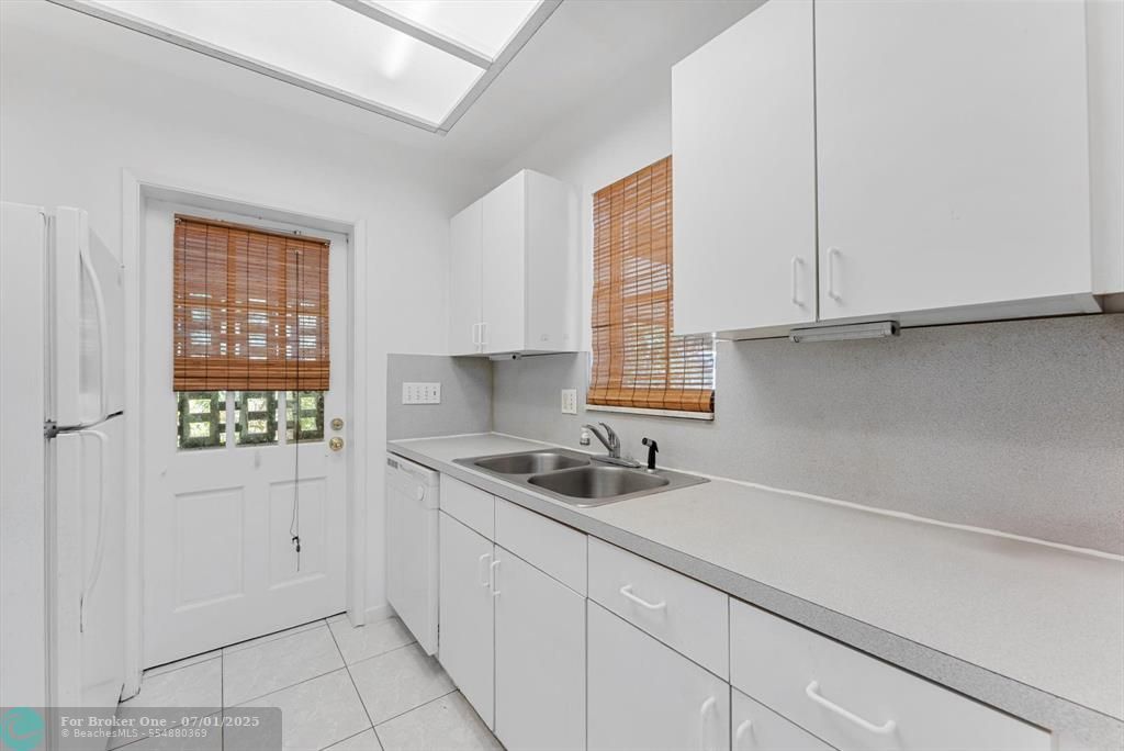 For Sale: $325,000 (2 beds, 2 baths, 1048 Square Feet)
