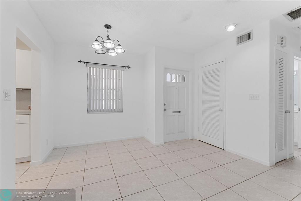 For Sale: $325,000 (2 beds, 2 baths, 1048 Square Feet)