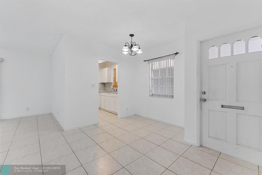 For Sale: $325,000 (2 beds, 2 baths, 1048 Square Feet)