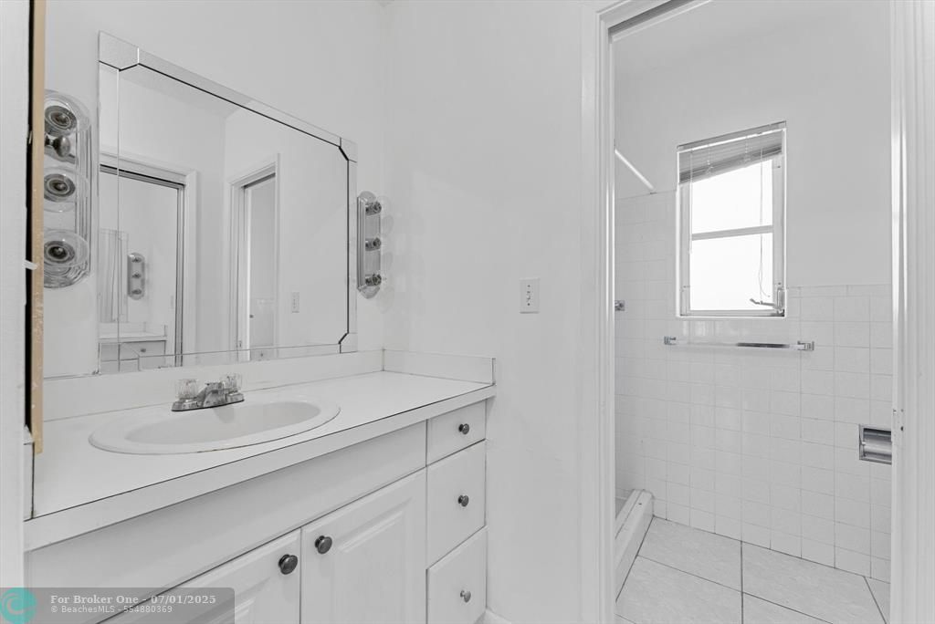For Sale: $325,000 (2 beds, 2 baths, 1048 Square Feet)