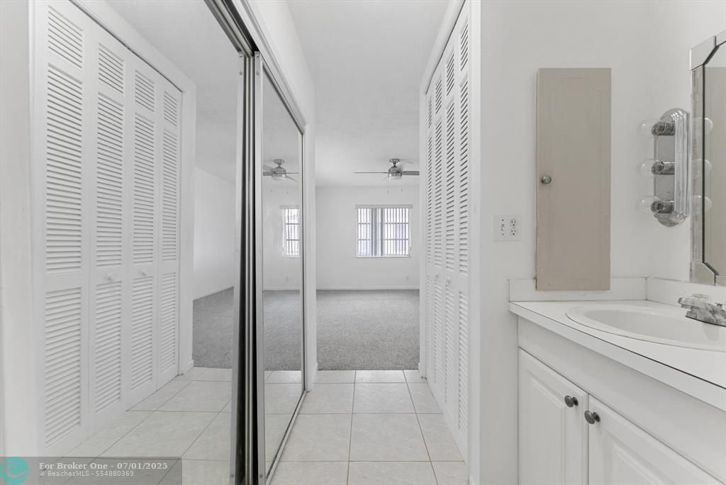 For Sale: $325,000 (2 beds, 2 baths, 1048 Square Feet)