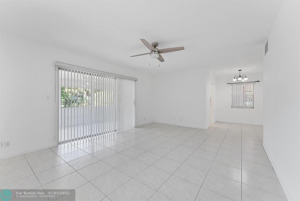 For Sale: $325,000 (2 beds, 2 baths, 1048 Square Feet)