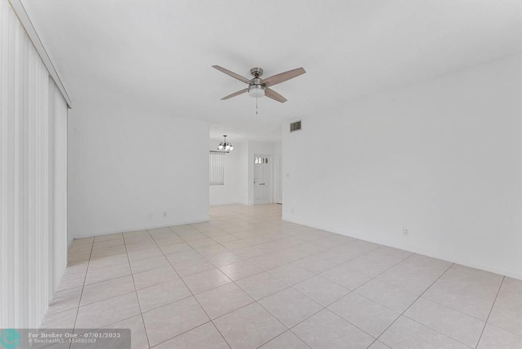 For Sale: $325,000 (2 beds, 2 baths, 1048 Square Feet)