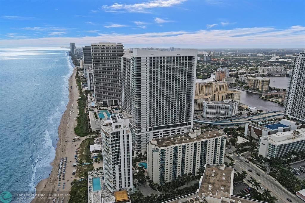 For Sale: $399,000 (1 beds, 1 baths, 905 Square Feet)