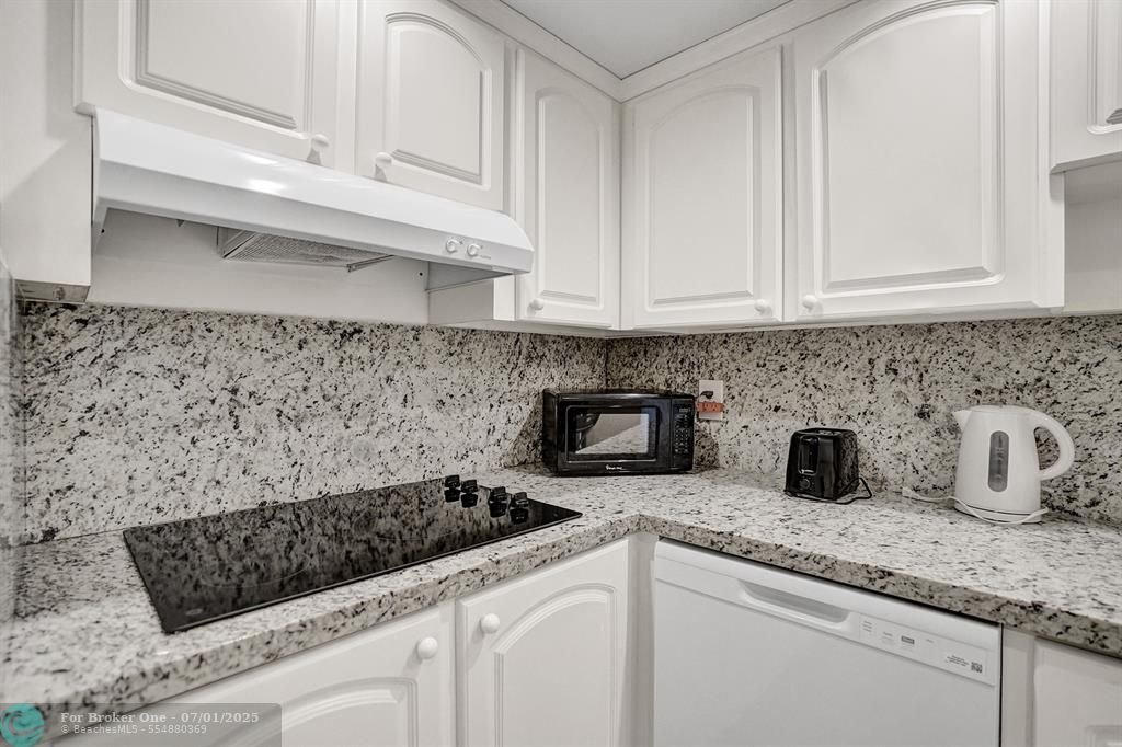 For Sale: $399,000 (1 beds, 1 baths, 905 Square Feet)
