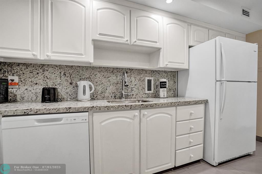 For Sale: $399,000 (1 beds, 1 baths, 905 Square Feet)