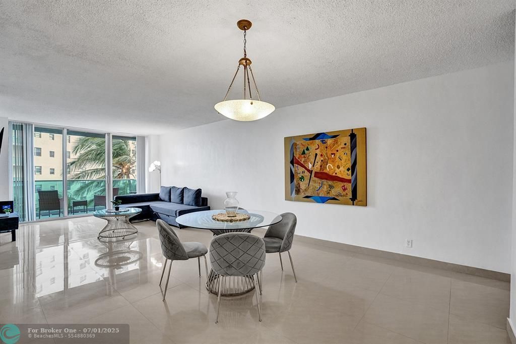 For Sale: $399,000 (1 beds, 1 baths, 905 Square Feet)