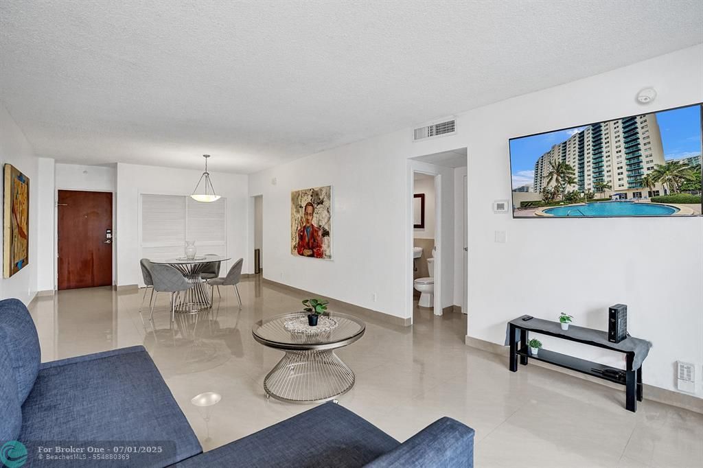 For Sale: $399,000 (1 beds, 1 baths, 905 Square Feet)