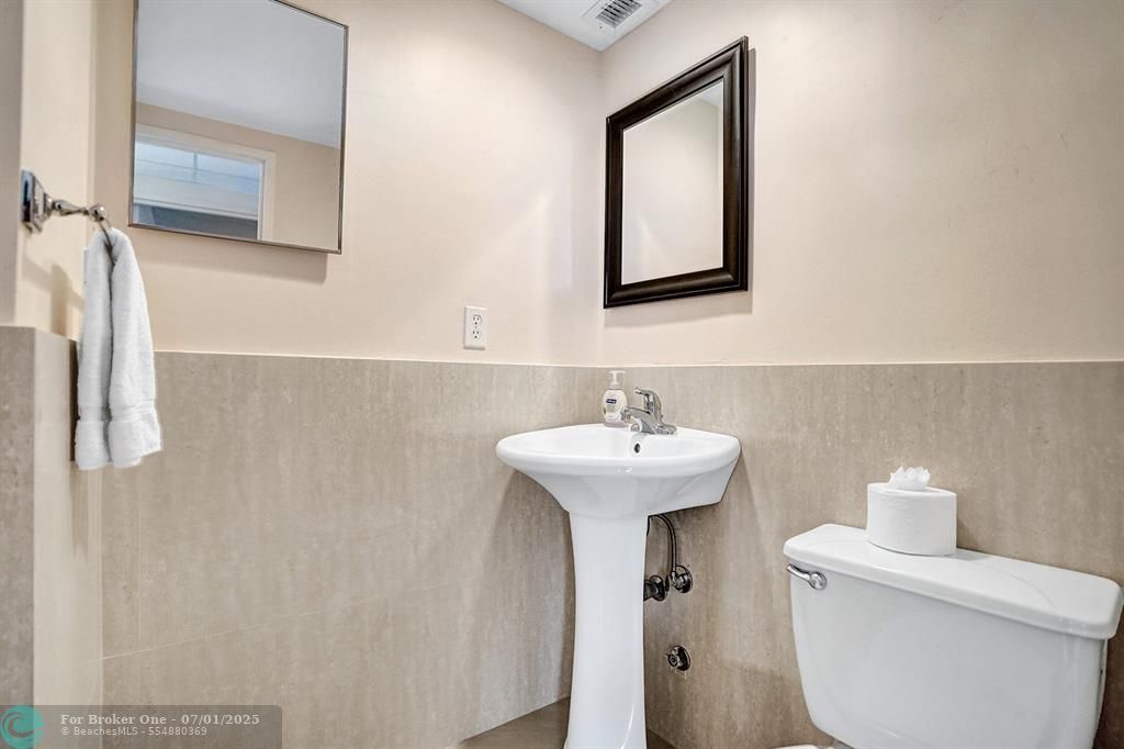 For Sale: $399,000 (1 beds, 1 baths, 905 Square Feet)