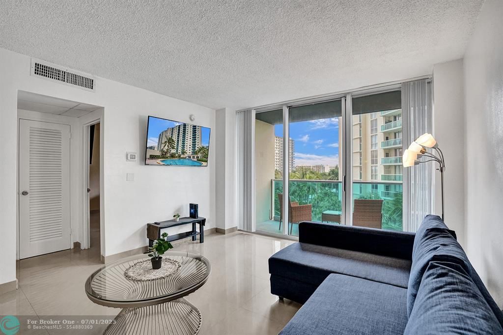 For Sale: $399,000 (1 beds, 1 baths, 905 Square Feet)