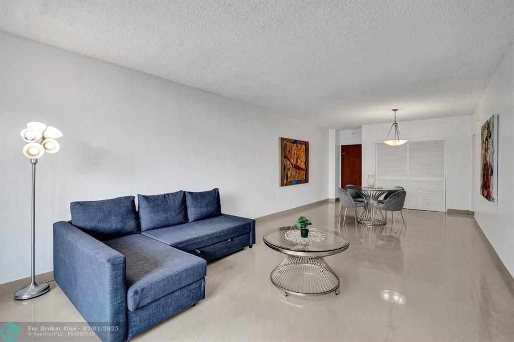 For Sale: $399,000 (1 beds, 1 baths, 905 Square Feet)