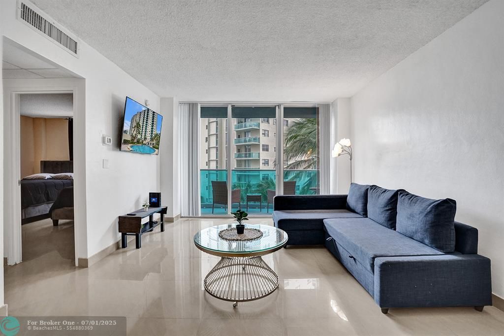 For Sale: $399,000 (1 beds, 1 baths, 905 Square Feet)