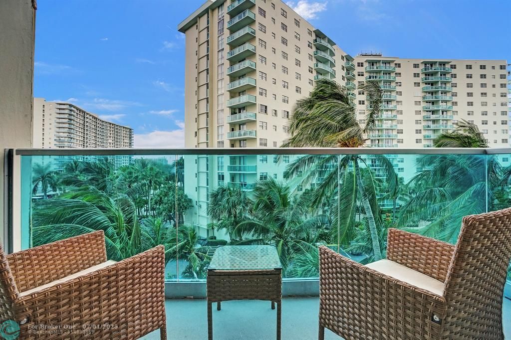 For Sale: $399,000 (1 beds, 1 baths, 905 Square Feet)