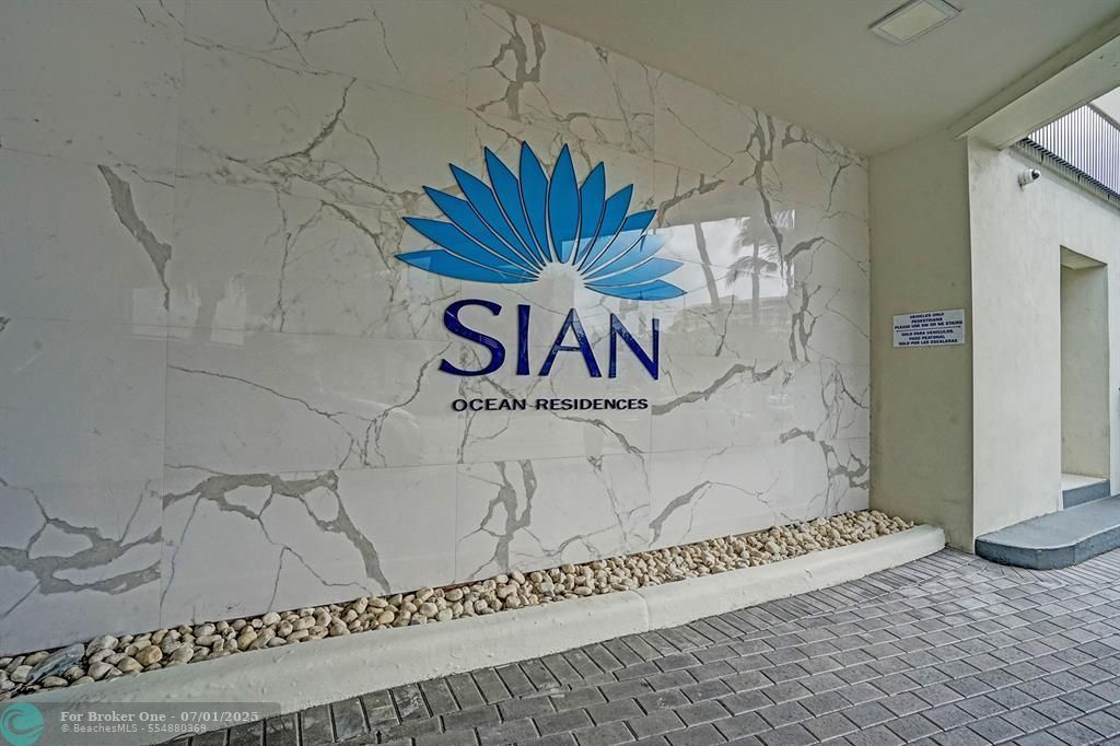 For Sale: $399,000 (1 beds, 1 baths, 905 Square Feet)