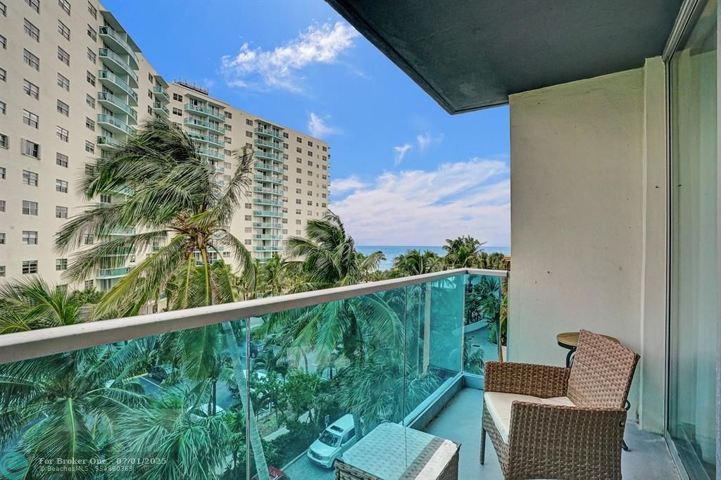 For Sale: $399,000 (1 beds, 1 baths, 905 Square Feet)