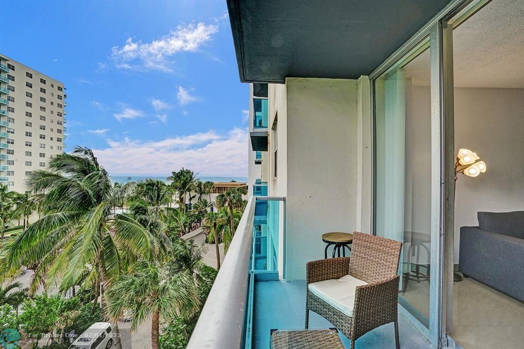 For Sale: $399,000 (1 beds, 1 baths, 905 Square Feet)