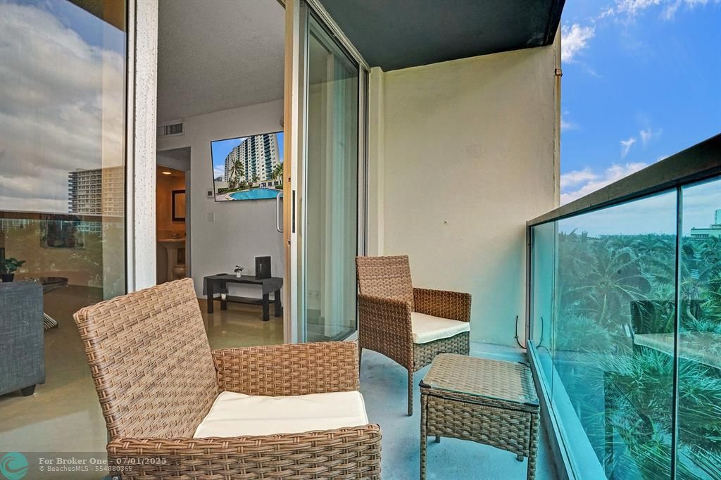 For Sale: $399,000 (1 beds, 1 baths, 905 Square Feet)