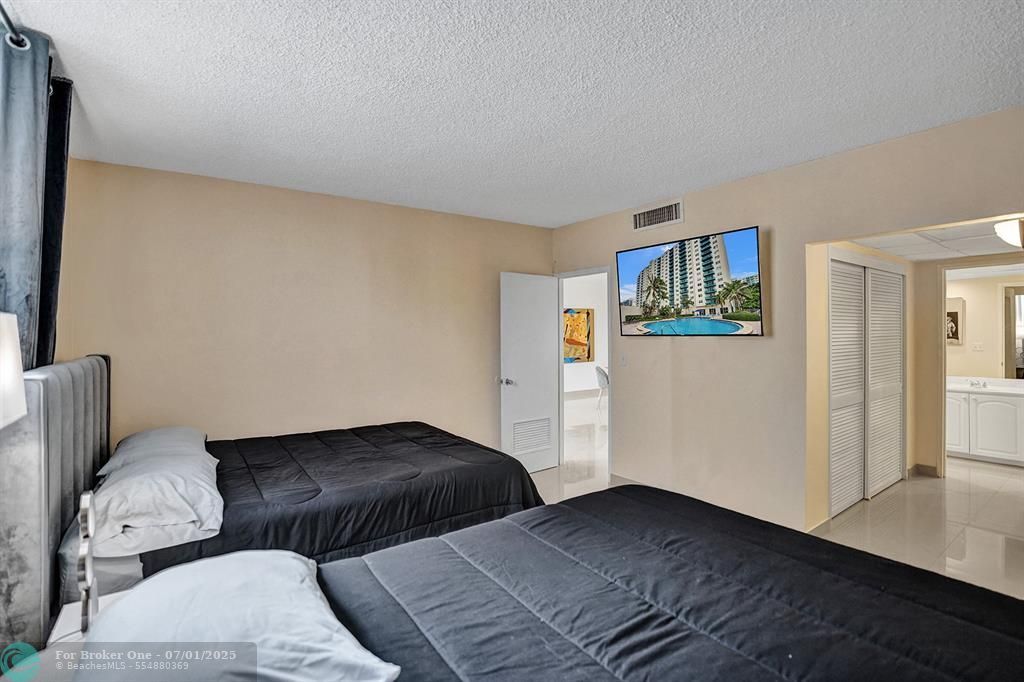 For Sale: $399,000 (1 beds, 1 baths, 905 Square Feet)