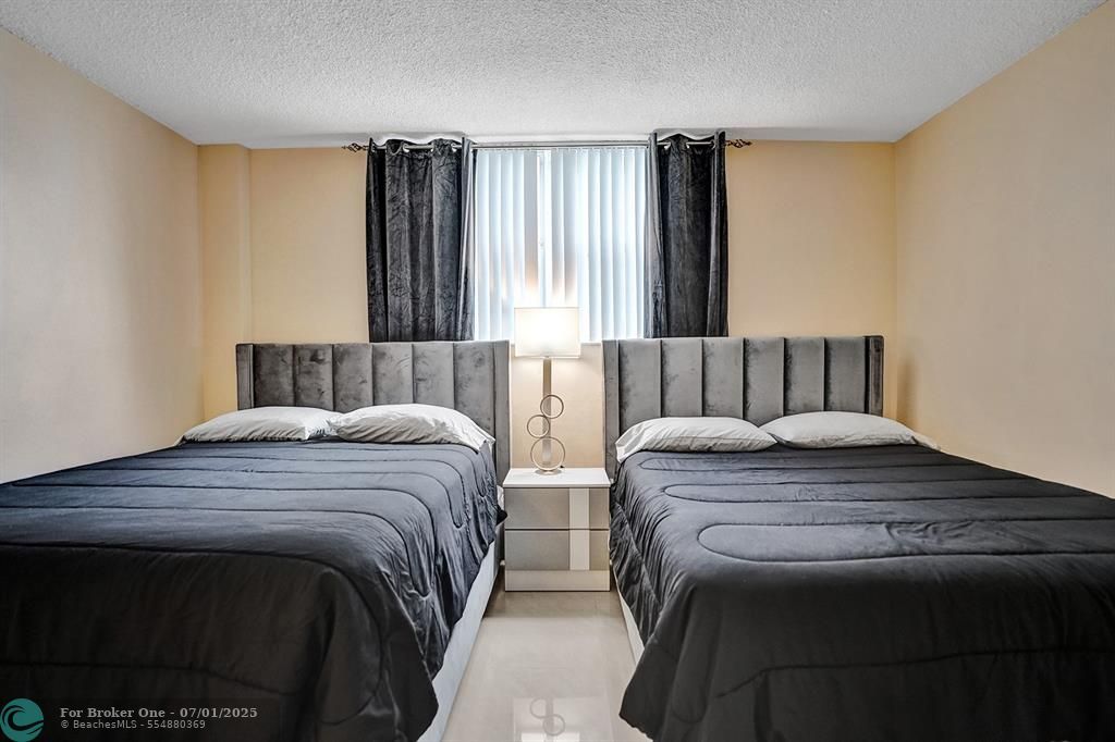 For Sale: $399,000 (1 beds, 1 baths, 905 Square Feet)