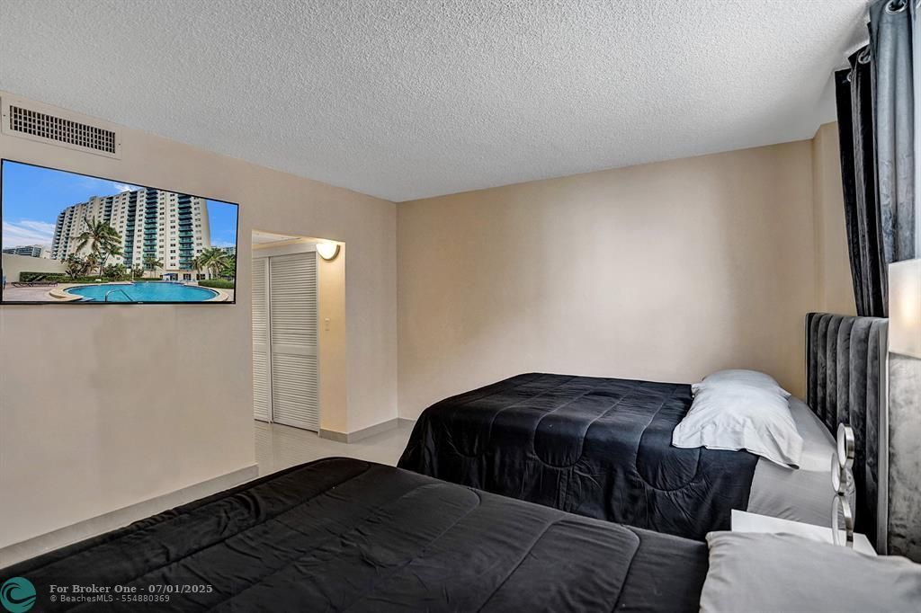 For Sale: $399,000 (1 beds, 1 baths, 905 Square Feet)