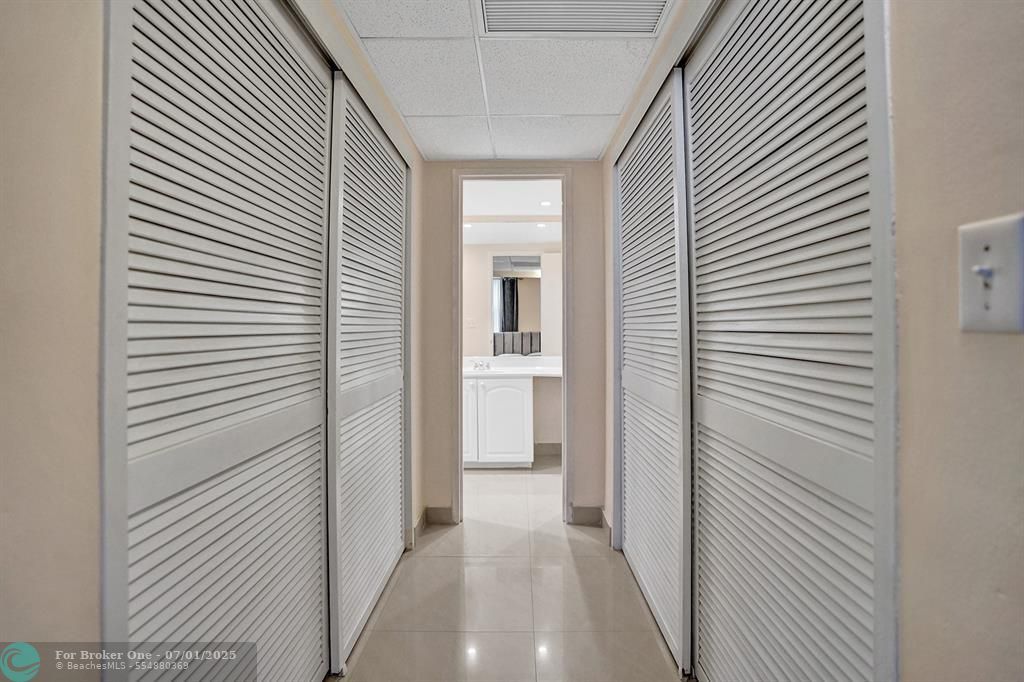 For Sale: $399,000 (1 beds, 1 baths, 905 Square Feet)