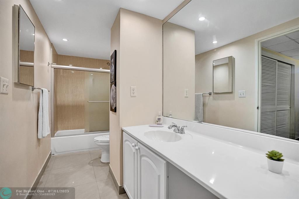 For Sale: $399,000 (1 beds, 1 baths, 905 Square Feet)