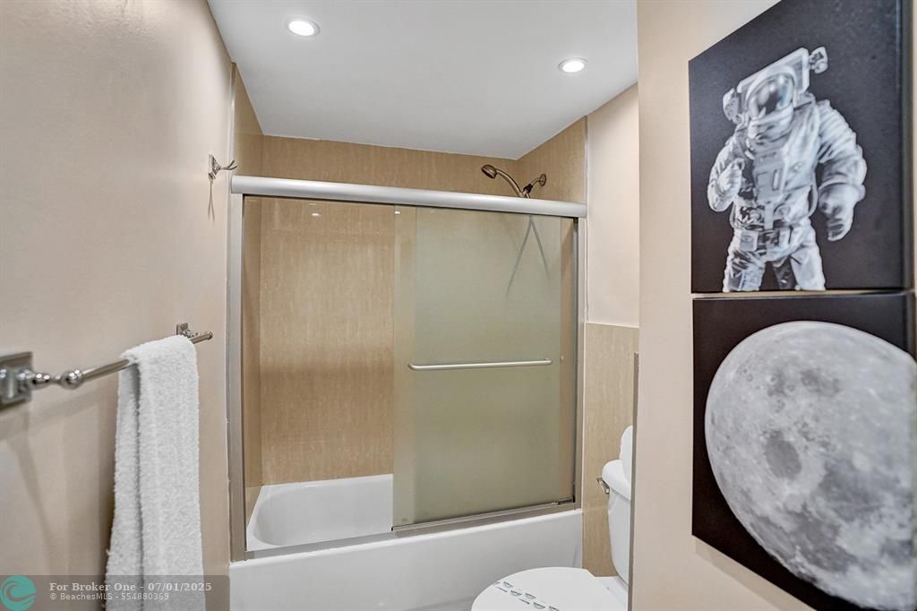 For Sale: $399,000 (1 beds, 1 baths, 905 Square Feet)
