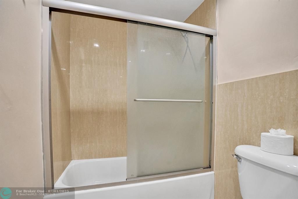 For Sale: $399,000 (1 beds, 1 baths, 905 Square Feet)